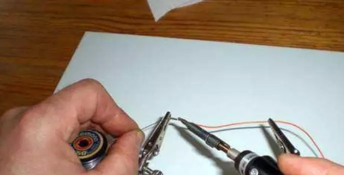 電機-電線的固定用膠